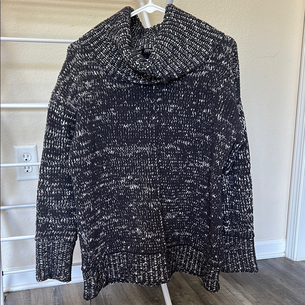 Women's Grey and White Sweater